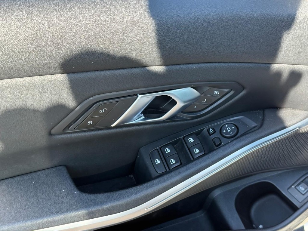 BMW 3 Series Vehicle Full-screen Gallery Image 16