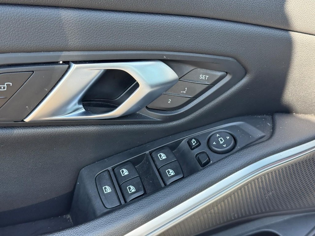 BMW 3 Series Vehicle Full-screen Gallery Image 17