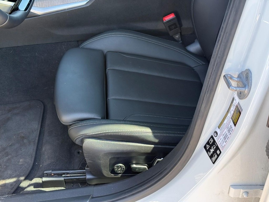 BMW 3 Series Vehicle Full-screen Gallery Image 18