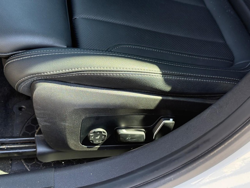 BMW 3 Series Vehicle Full-screen Gallery Image 19