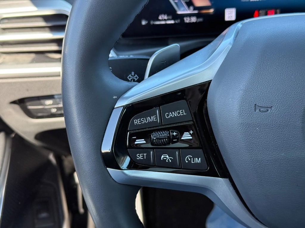 BMW 3 Series Vehicle Full-screen Gallery Image 20