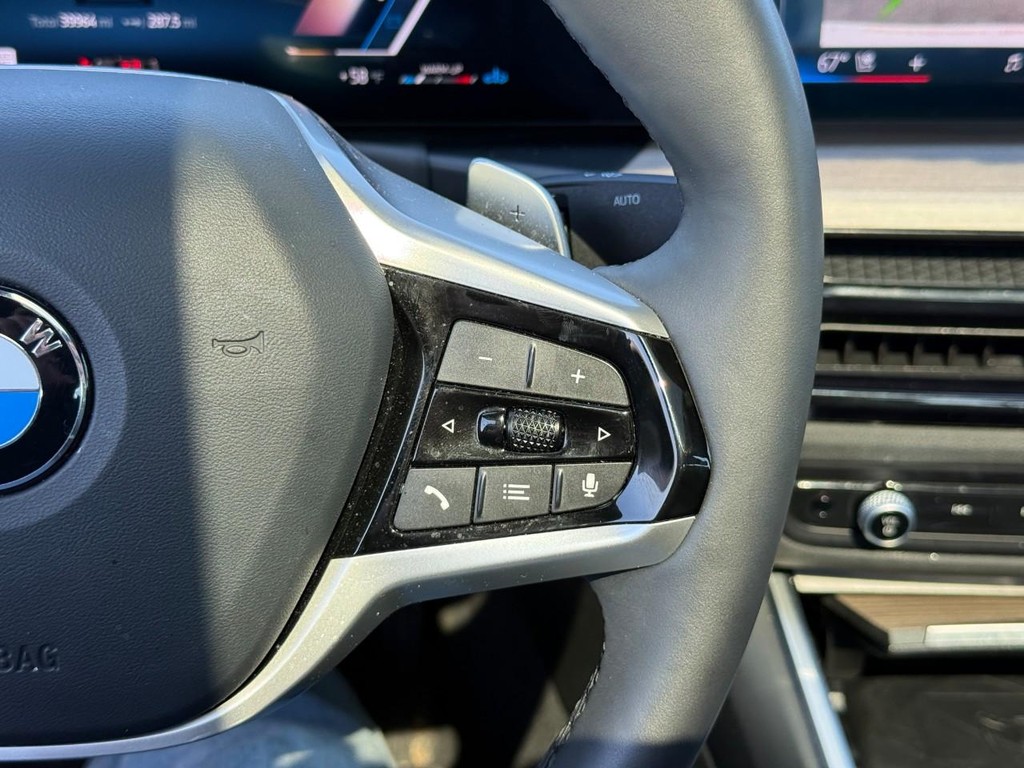 BMW 3 Series Vehicle Full-screen Gallery Image 21