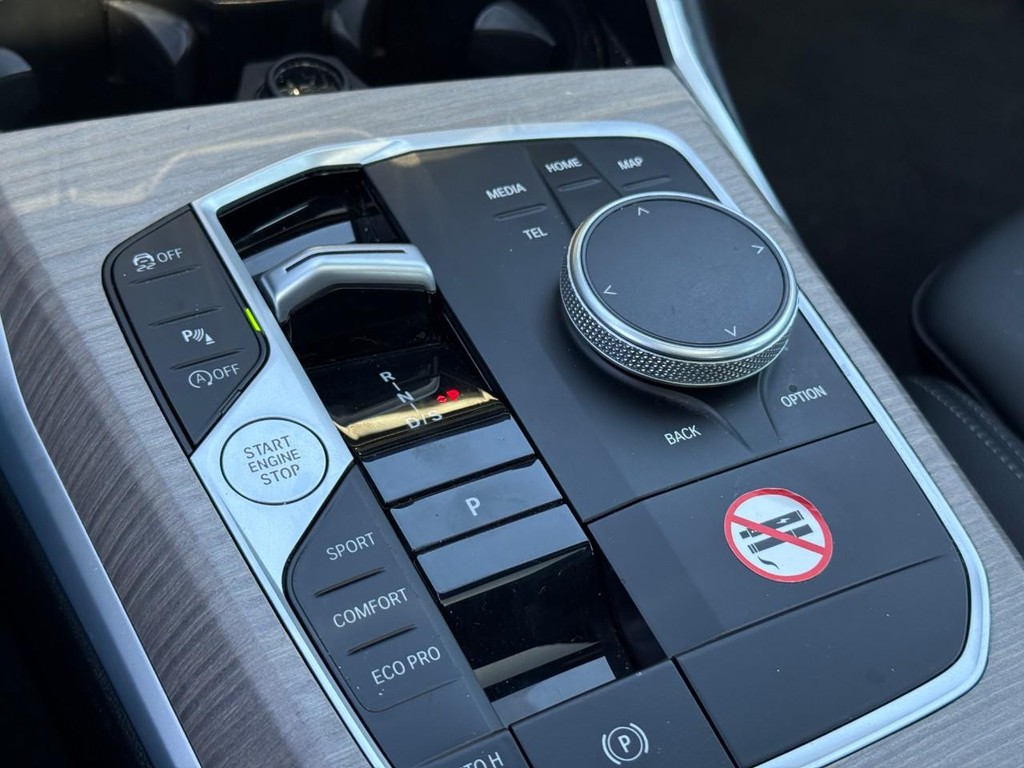 BMW 3 Series Vehicle Full-screen Gallery Image 23