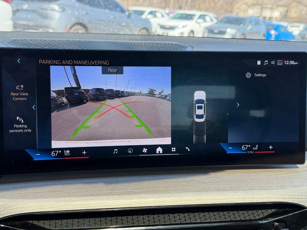 BMW 3 Series Vehicle Full-screen Gallery Image 24