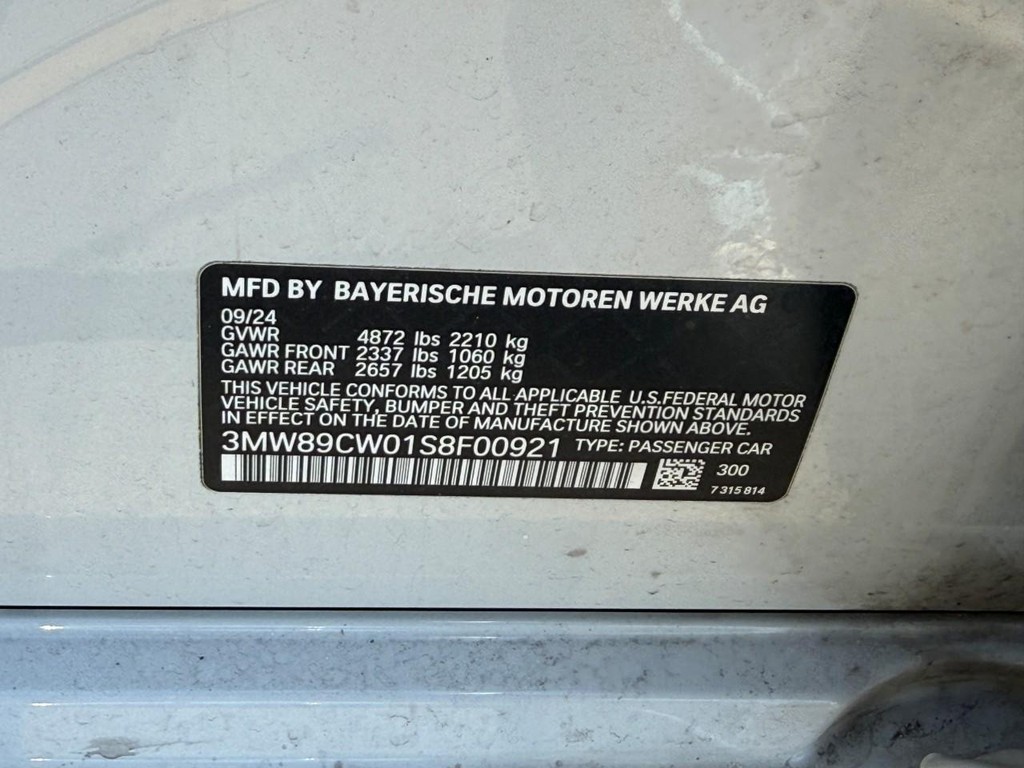 BMW 3 Series Vehicle Full-screen Gallery Image 25