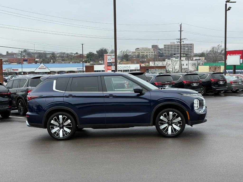 Mitsubishi Outlander Vehicle Full-screen Gallery Image 02