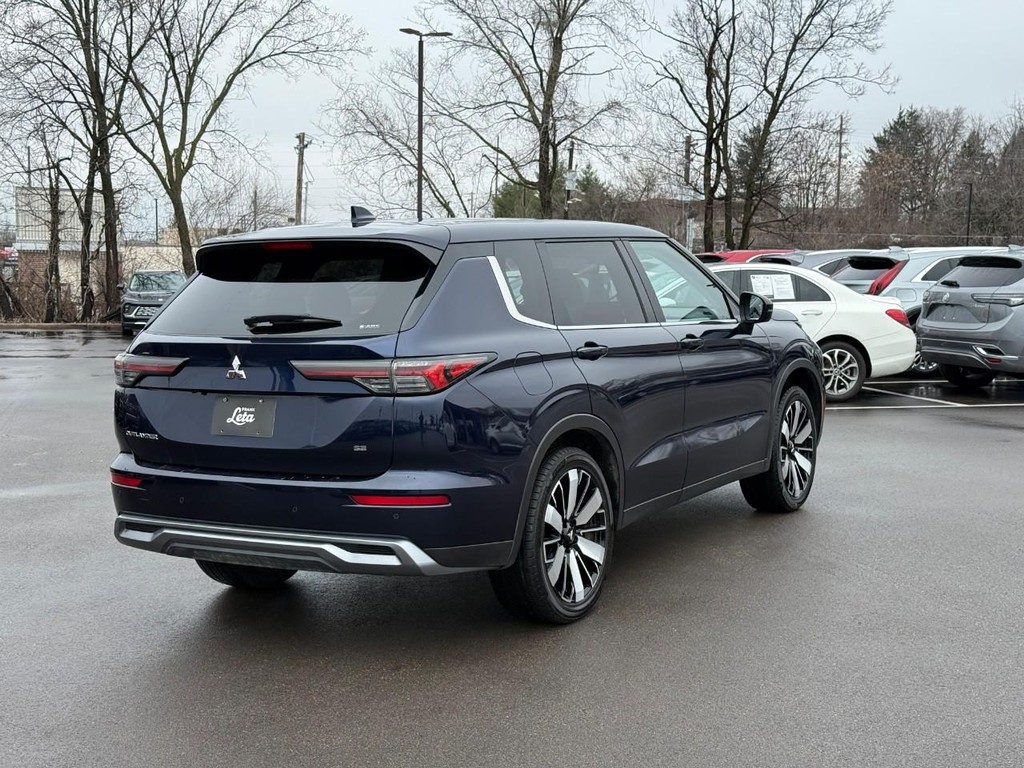 Mitsubishi Outlander Vehicle Full-screen Gallery Image 03