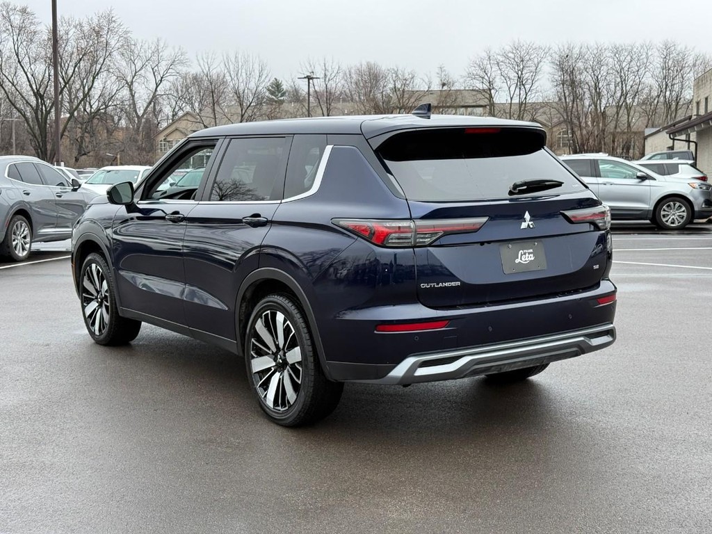 Mitsubishi Outlander Vehicle Full-screen Gallery Image 04