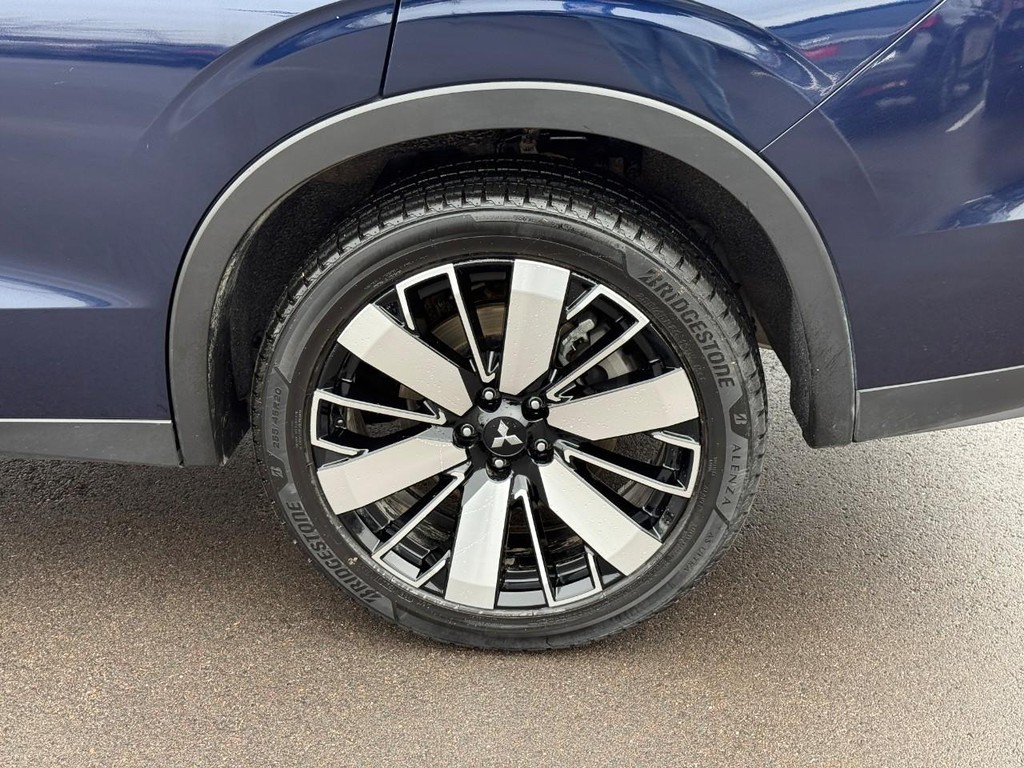 Mitsubishi Outlander Vehicle Full-screen Gallery Image 05