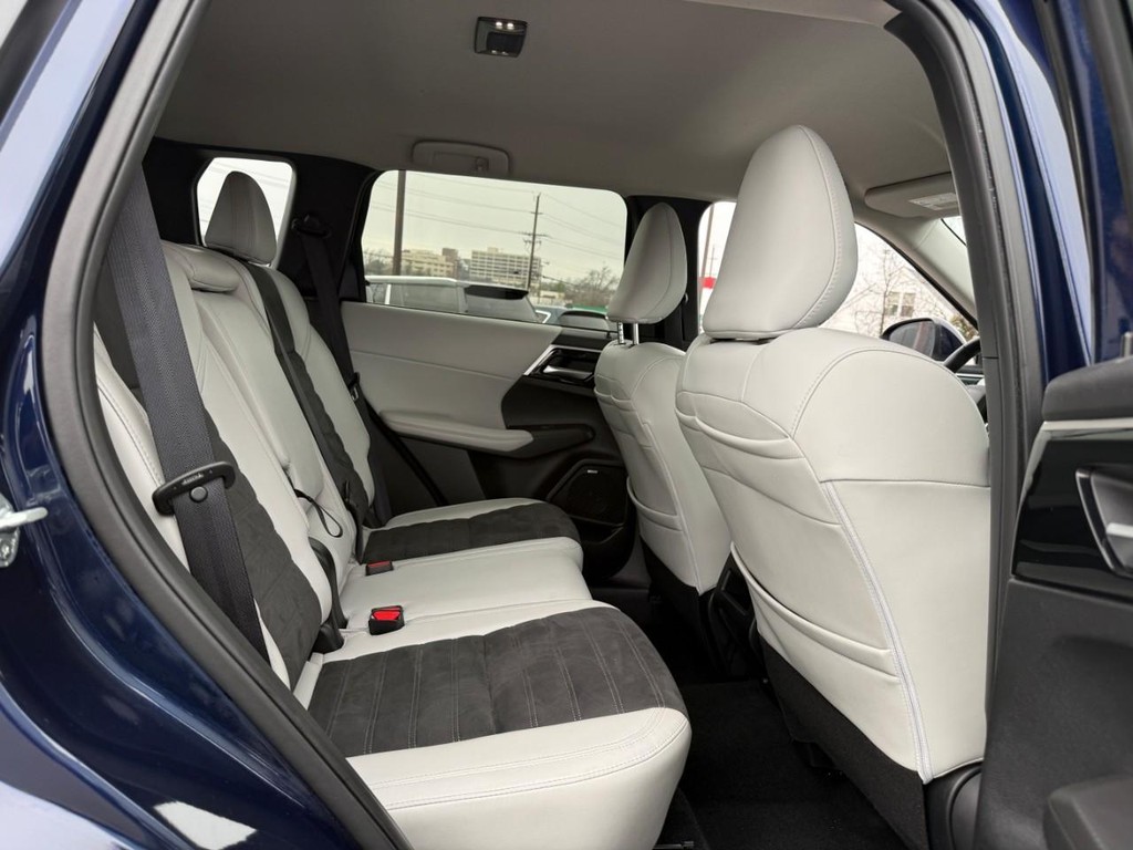 Mitsubishi Outlander Vehicle Full-screen Gallery Image 11