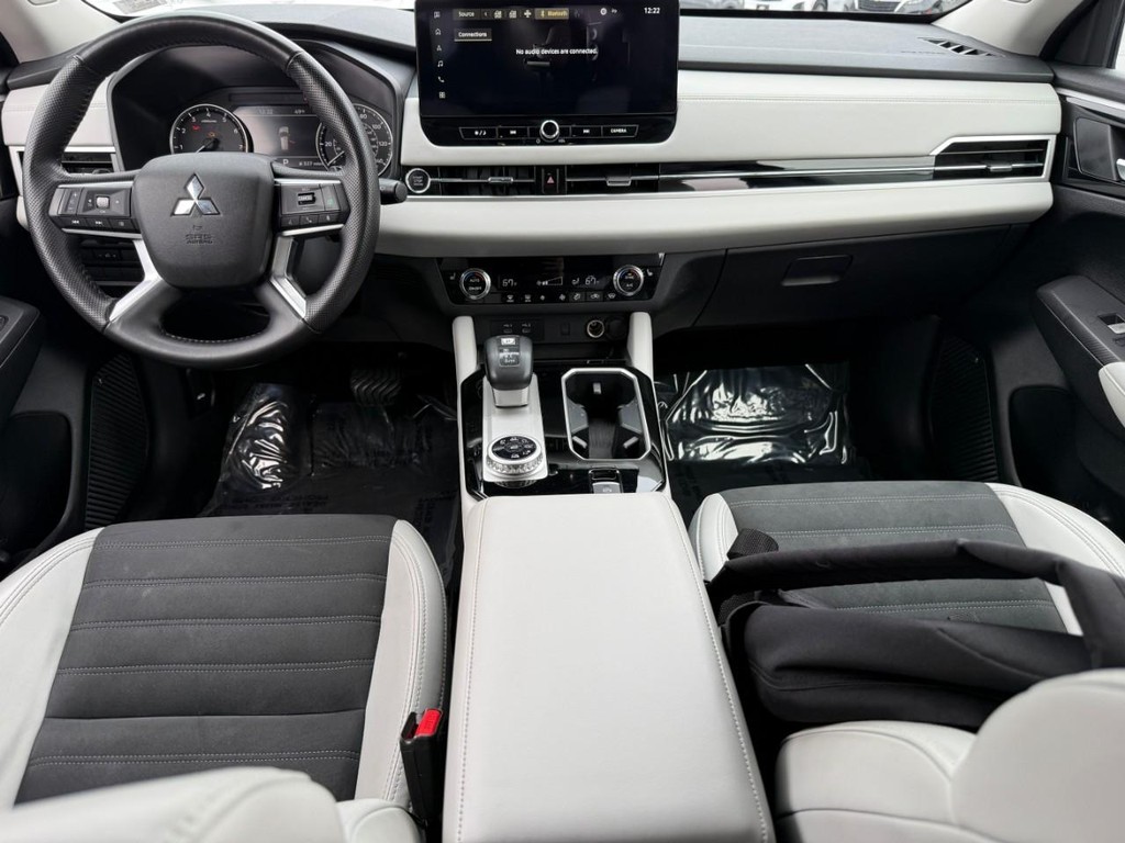 Mitsubishi Outlander Vehicle Full-screen Gallery Image 12