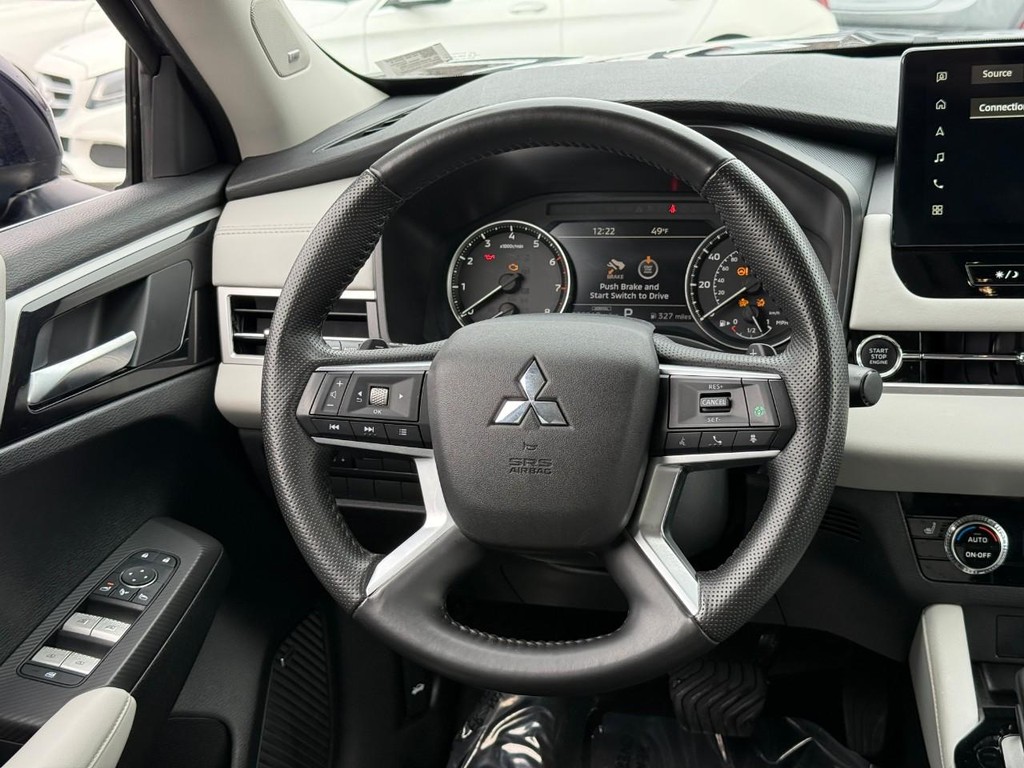 Mitsubishi Outlander Vehicle Full-screen Gallery Image 13