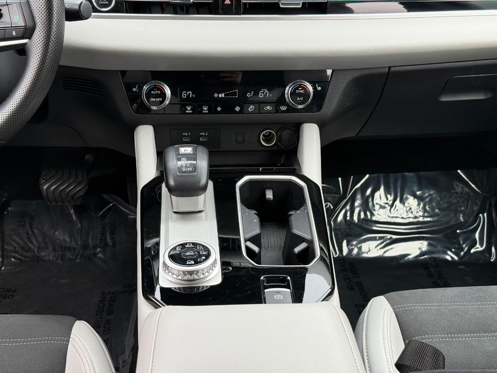 Mitsubishi Outlander Vehicle Full-screen Gallery Image 16