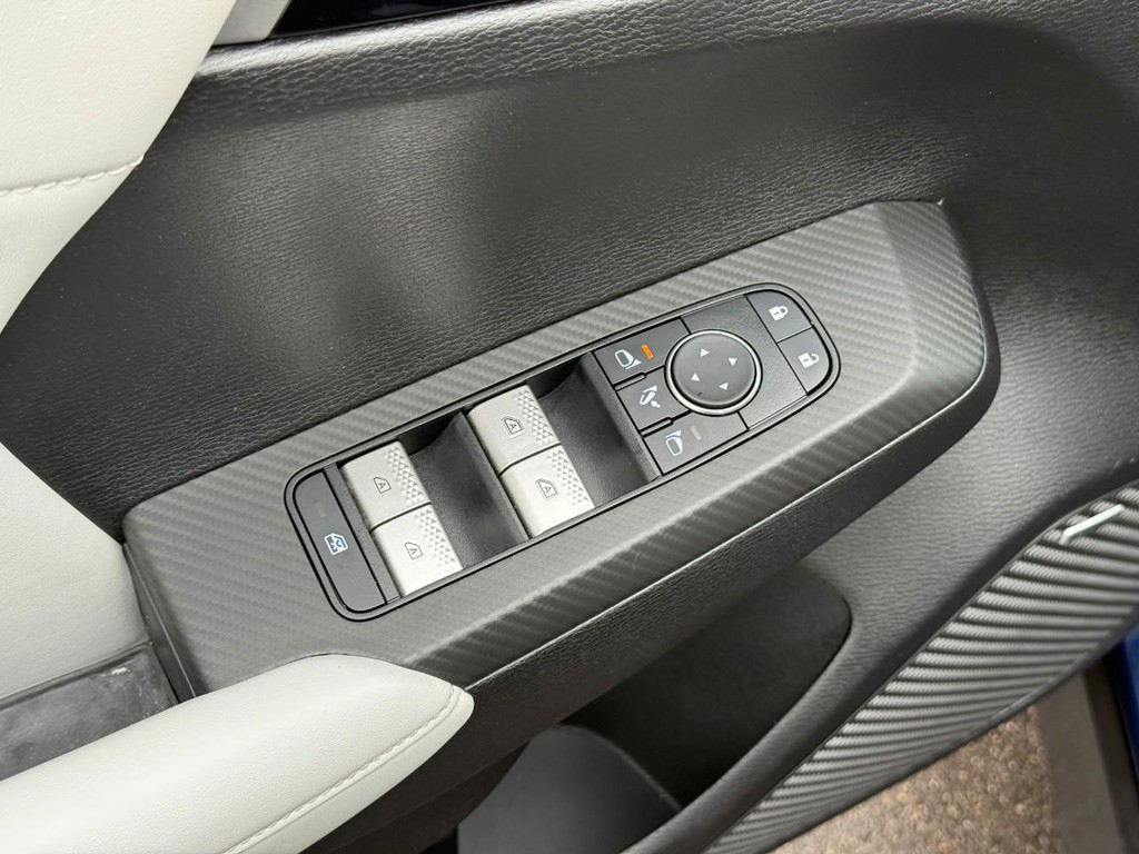 Mitsubishi Outlander Vehicle Full-screen Gallery Image 18