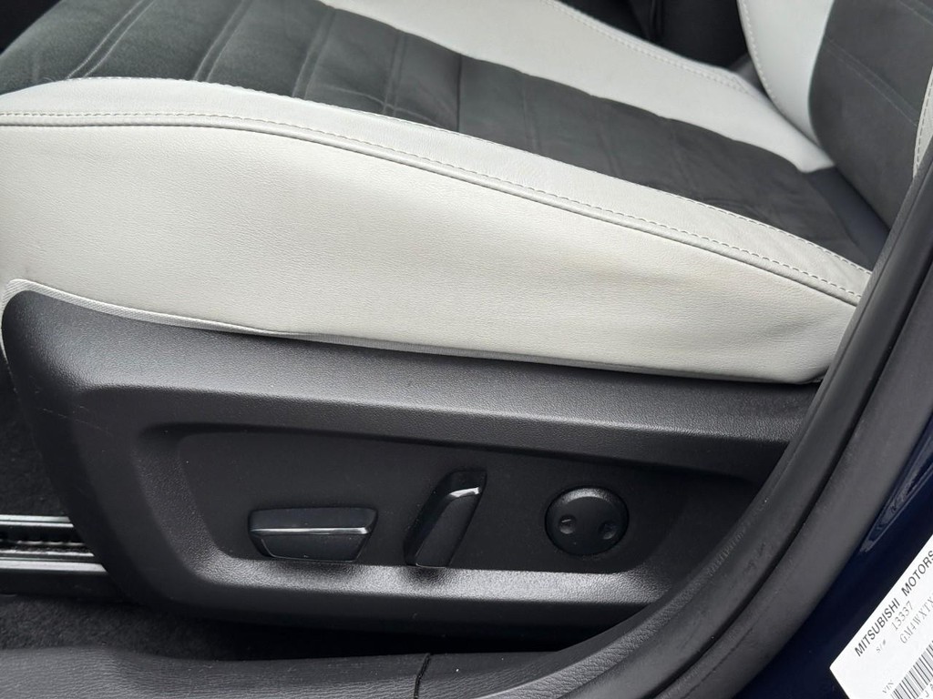 Mitsubishi Outlander Vehicle Full-screen Gallery Image 20