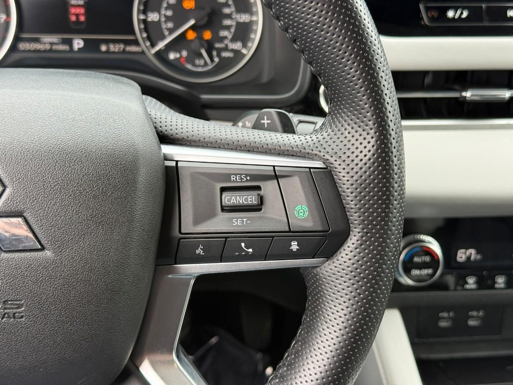 Mitsubishi Outlander Vehicle Full-screen Gallery Image 22