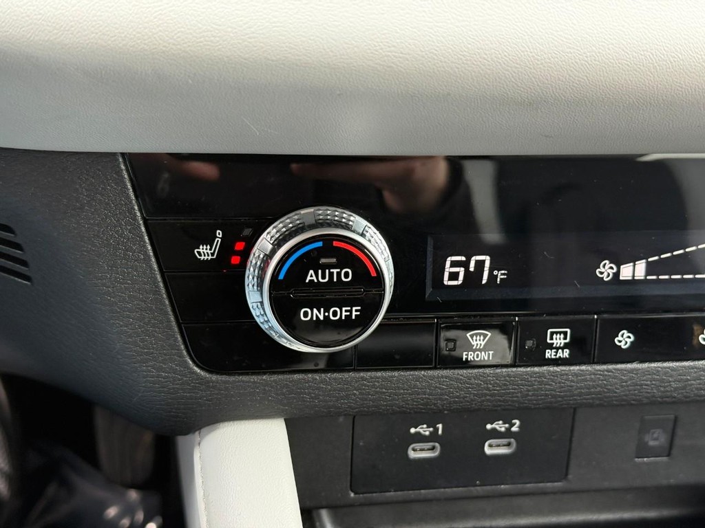 Mitsubishi Outlander Vehicle Full-screen Gallery Image 24