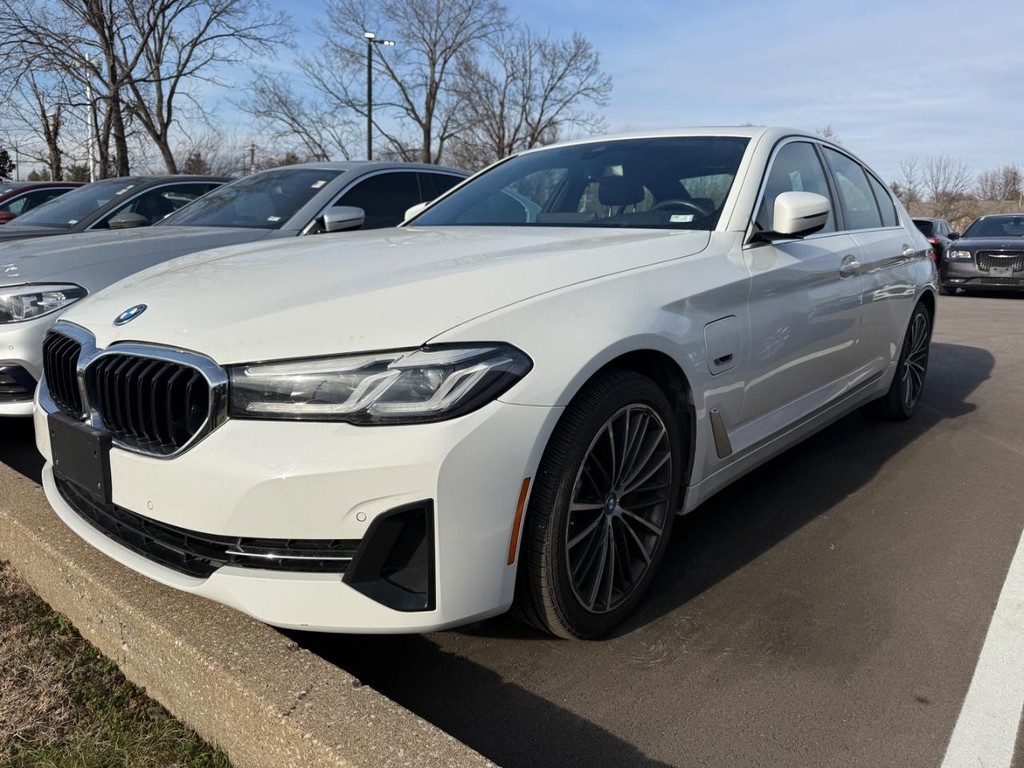 BMW 5 Series Vehicle Full-screen Gallery Image 02