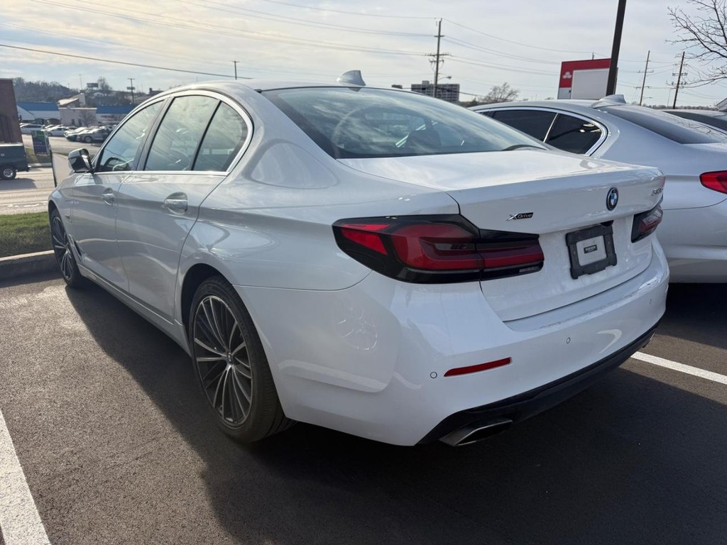 BMW 5 Series Vehicle Full-screen Gallery Image 03