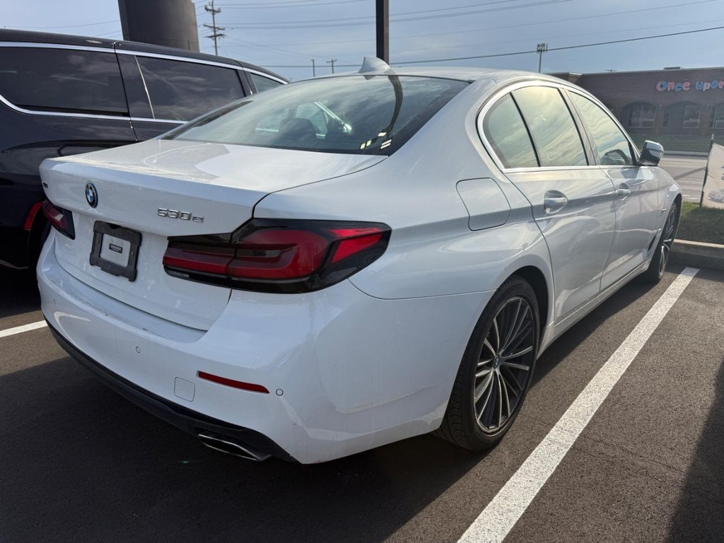 BMW 5 Series Vehicle Full-screen Gallery Image 04