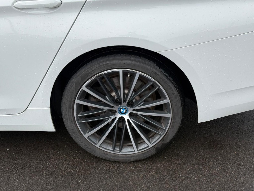 BMW 5 Series Vehicle Full-screen Gallery Image 05