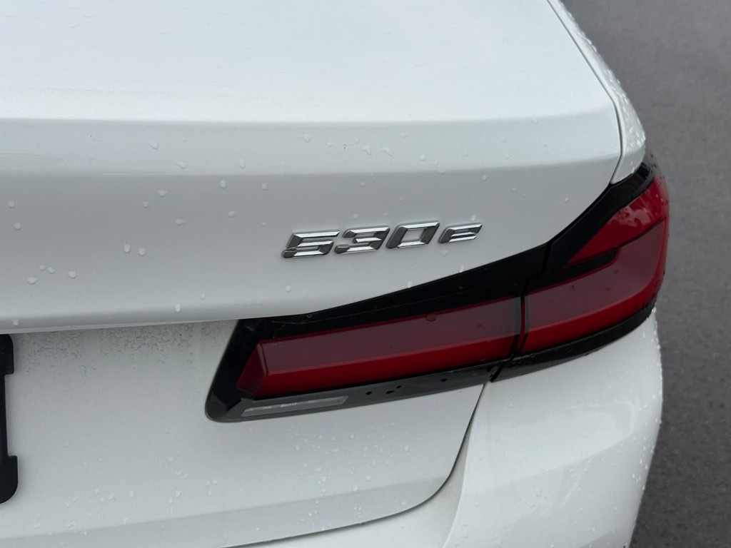 BMW 5 Series Vehicle Full-screen Gallery Image 06