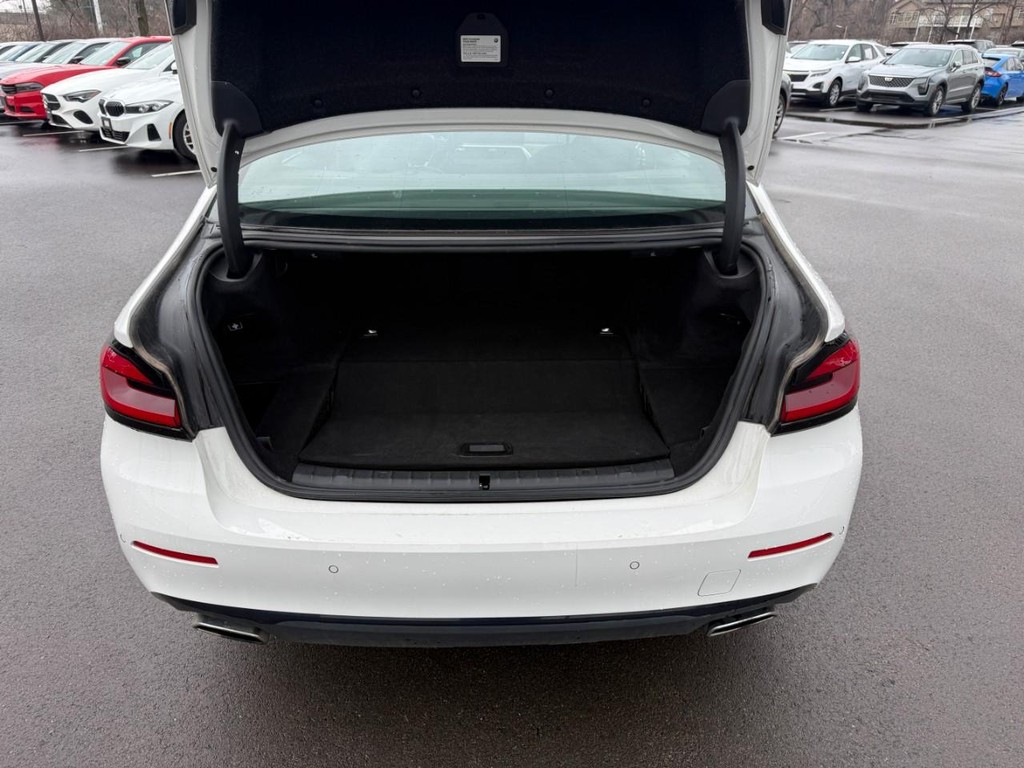 BMW 5 Series Vehicle Full-screen Gallery Image 07