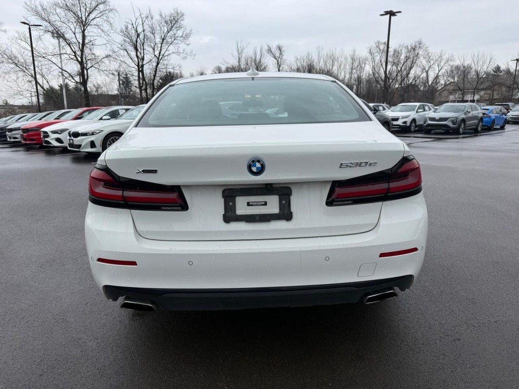 BMW 5 Series Vehicle Full-screen Gallery Image 08