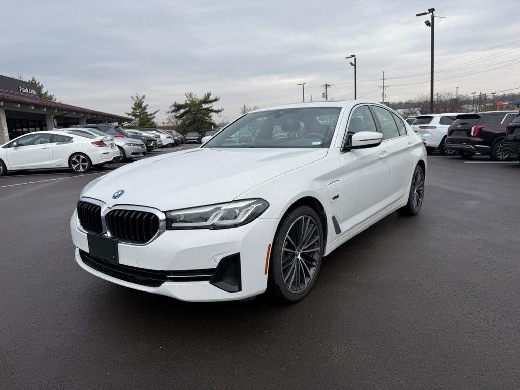 BMW 5 Series Vehicle Full-screen Gallery Image 09