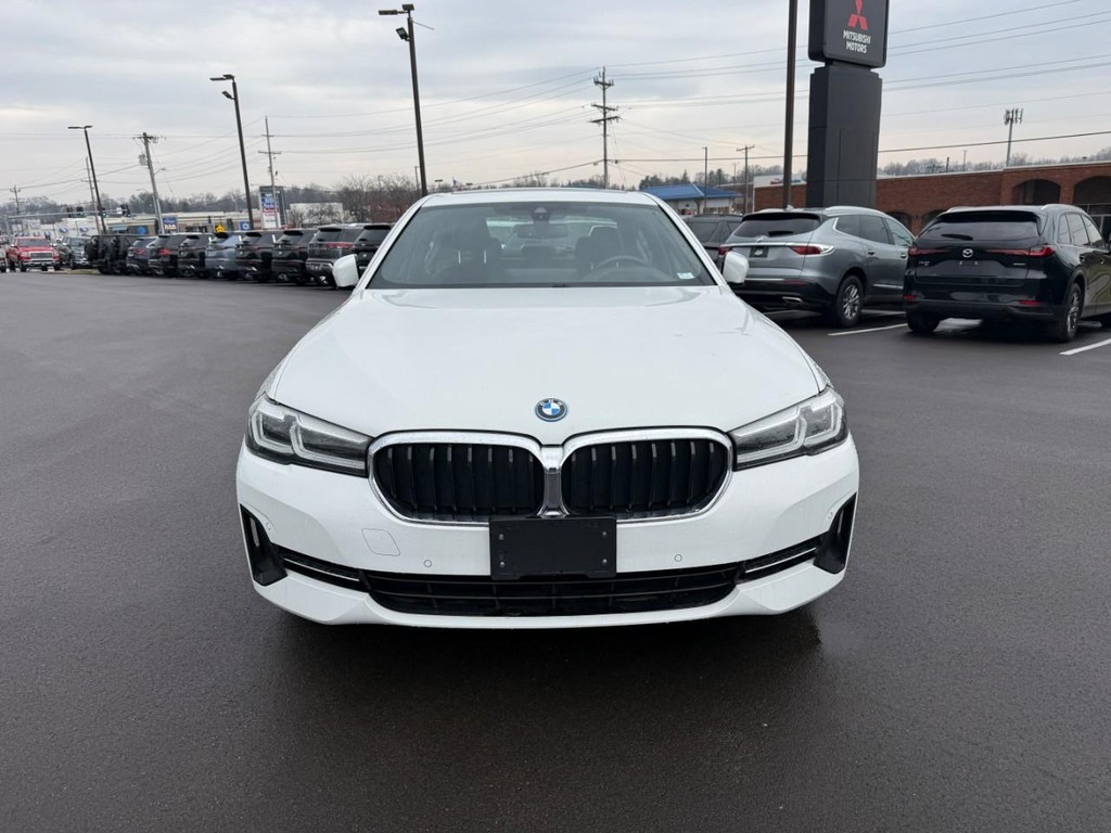 BMW 5 Series Vehicle Full-screen Gallery Image 10