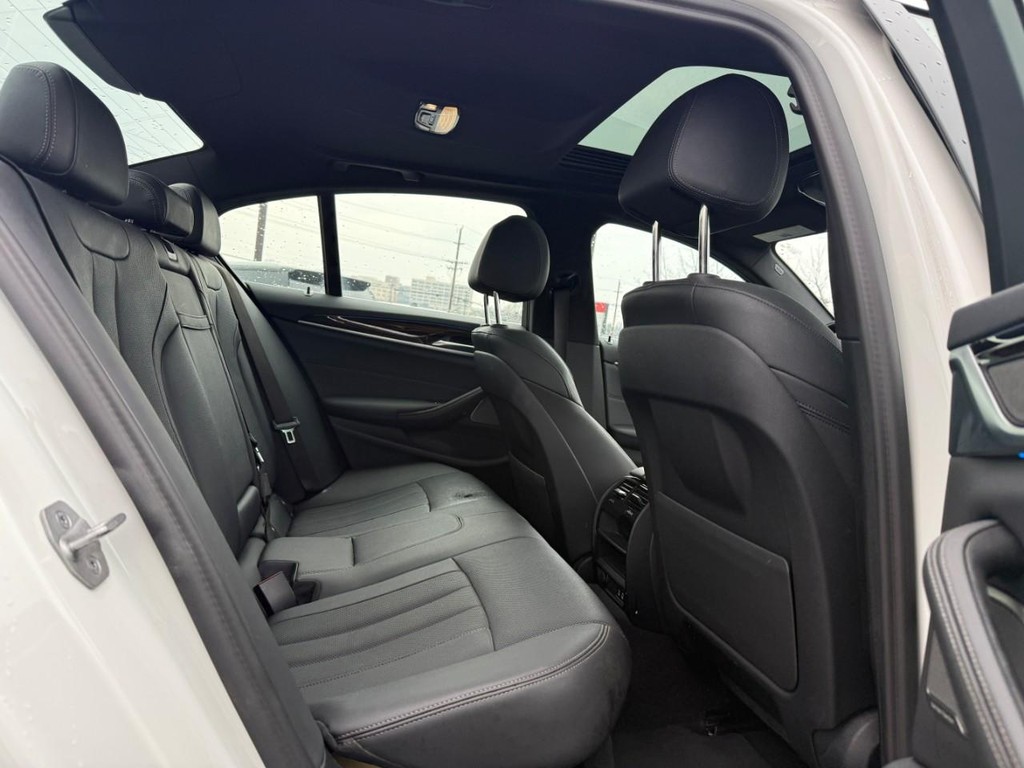 BMW 5 Series Vehicle Full-screen Gallery Image 11