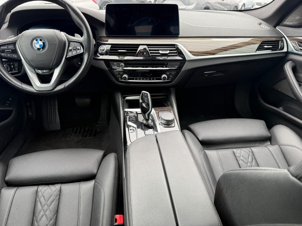 BMW 5 Series Vehicle Full-screen Gallery Image 12
