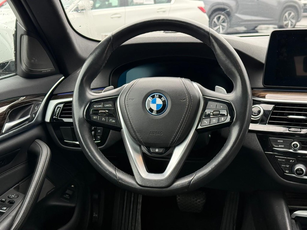 BMW 5 Series Vehicle Full-screen Gallery Image 13