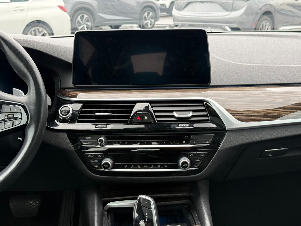 BMW 5 Series Vehicle Full-screen Gallery Image 14