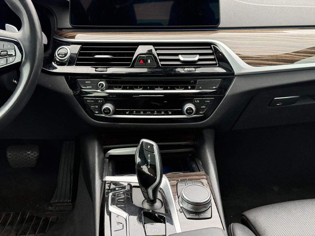 BMW 5 Series Vehicle Full-screen Gallery Image 15