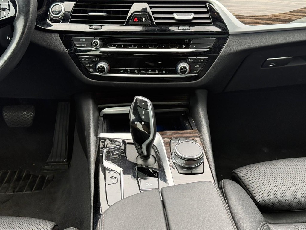 BMW 5 Series Vehicle Full-screen Gallery Image 16