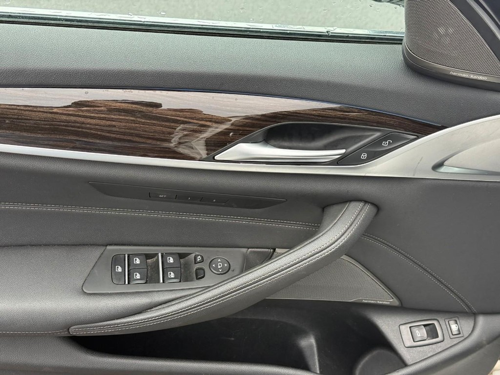 BMW 5 Series Vehicle Full-screen Gallery Image 17