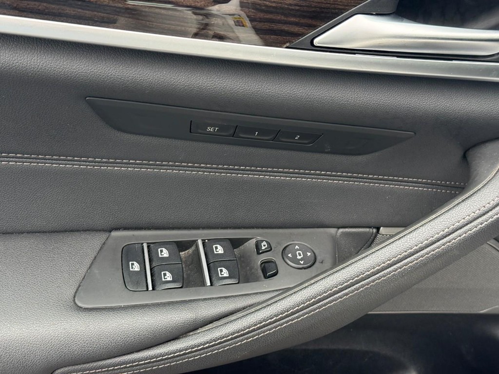 BMW 5 Series Vehicle Full-screen Gallery Image 18