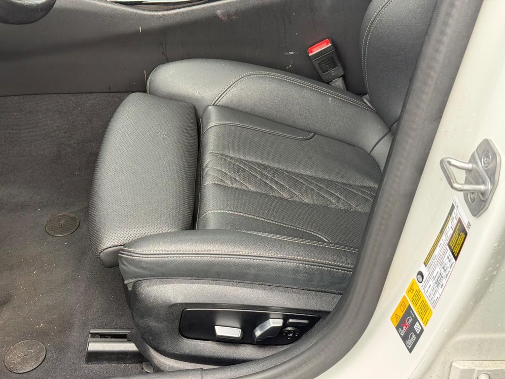 BMW 5 Series Vehicle Full-screen Gallery Image 19