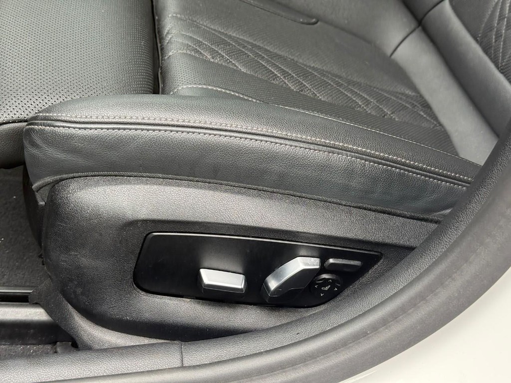 BMW 5 Series Vehicle Full-screen Gallery Image 20