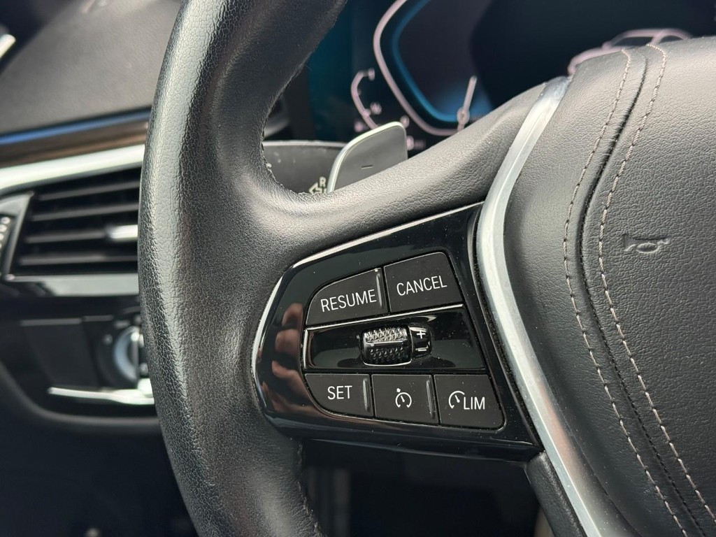 BMW 5 Series Vehicle Full-screen Gallery Image 21