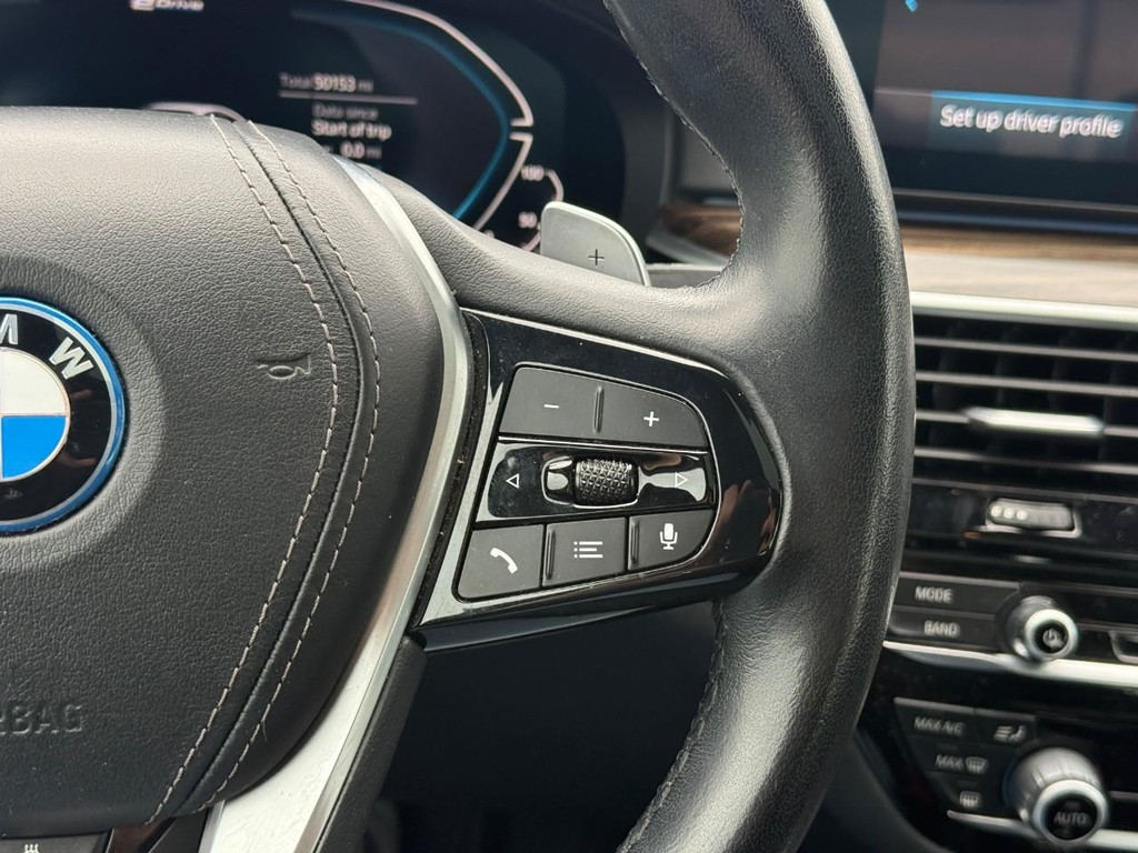 BMW 5 Series Vehicle Full-screen Gallery Image 22