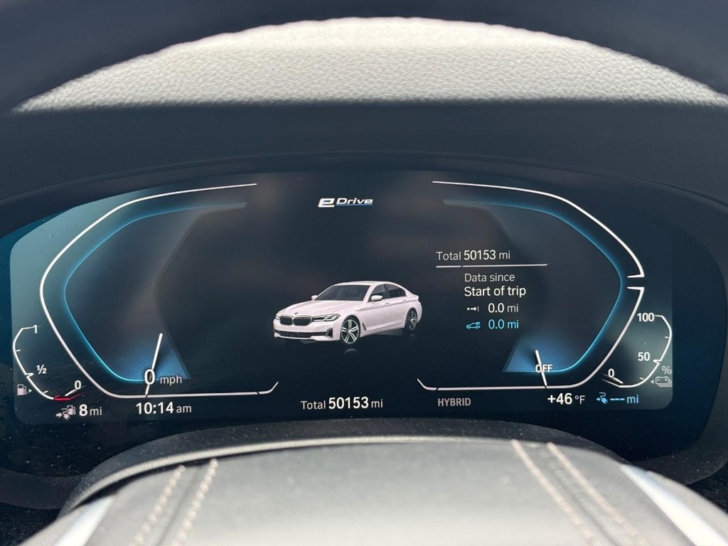 BMW 5 Series Vehicle Full-screen Gallery Image 23