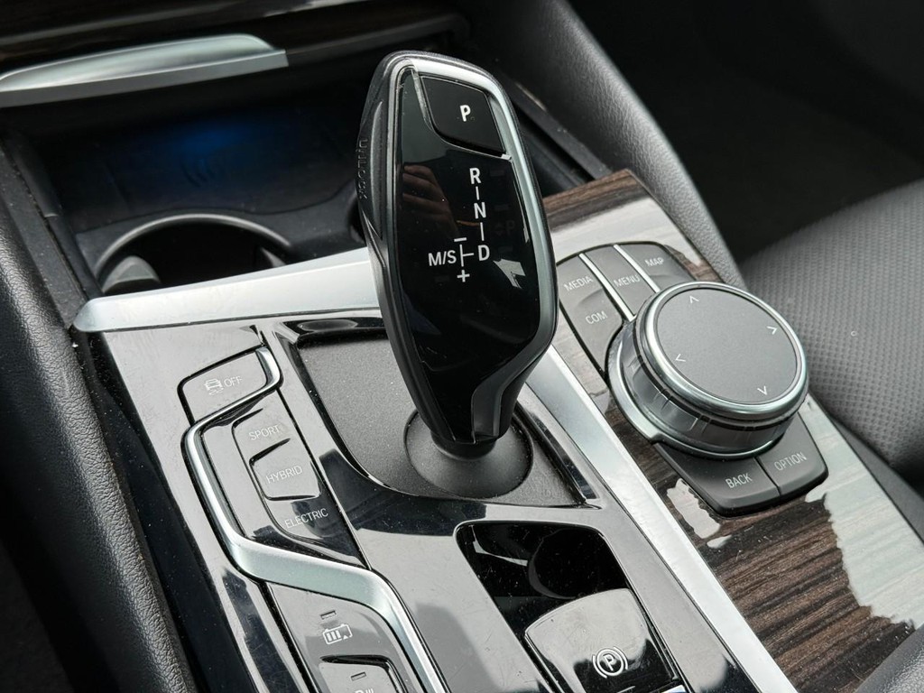 BMW 5 Series Vehicle Full-screen Gallery Image 24