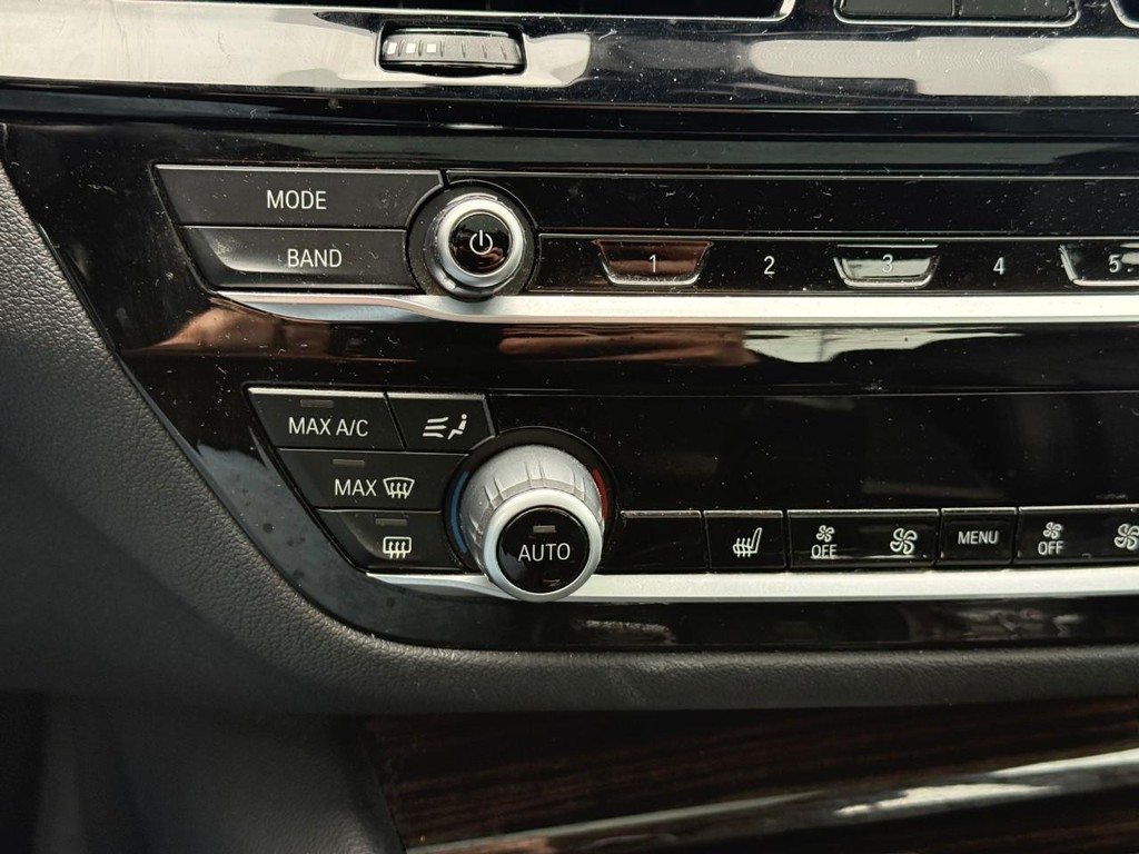 BMW 5 Series Vehicle Full-screen Gallery Image 25