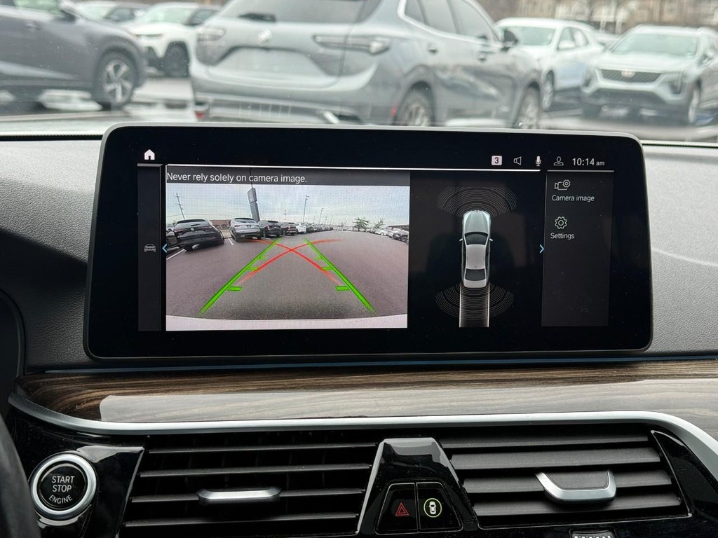 BMW 5 Series Vehicle Full-screen Gallery Image 26