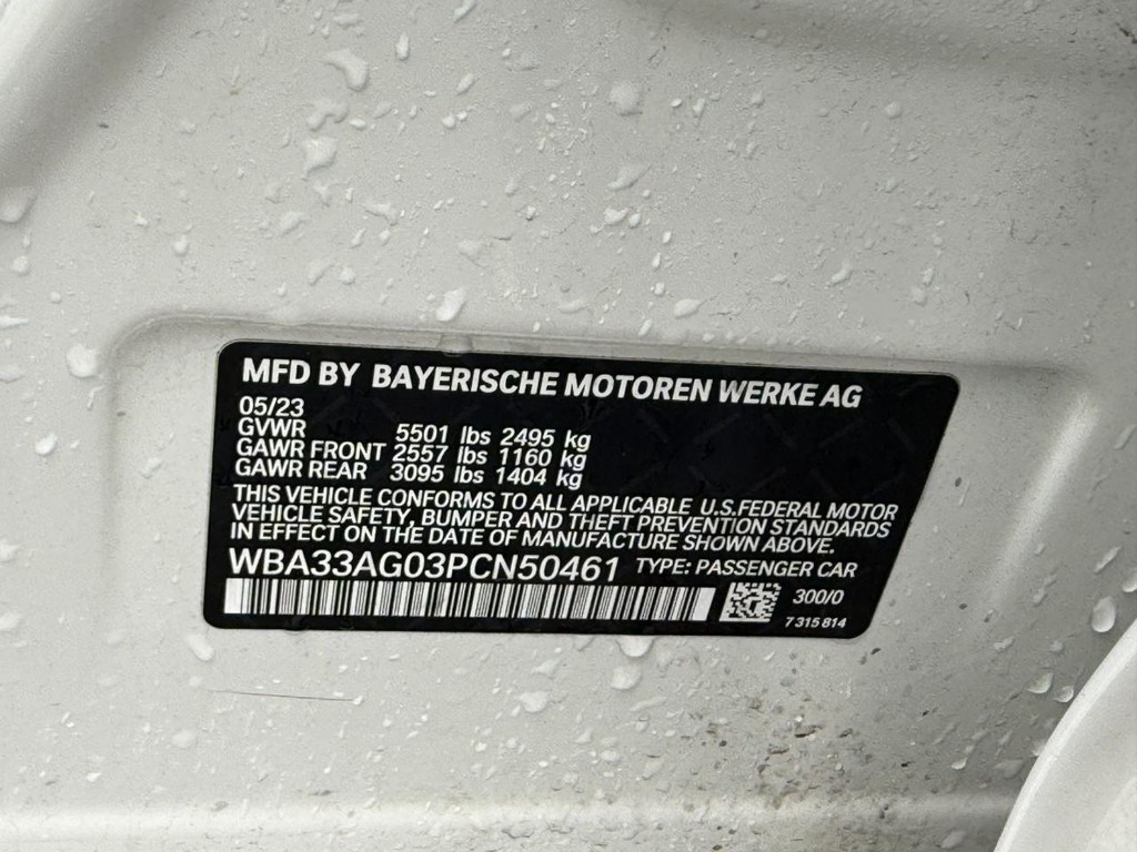 BMW 5 Series Vehicle Full-screen Gallery Image 27