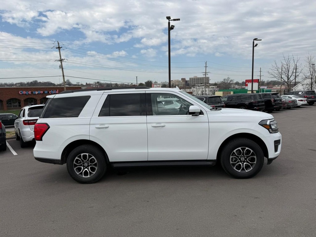 Ford Expedition Vehicle Full-screen Gallery Image 02