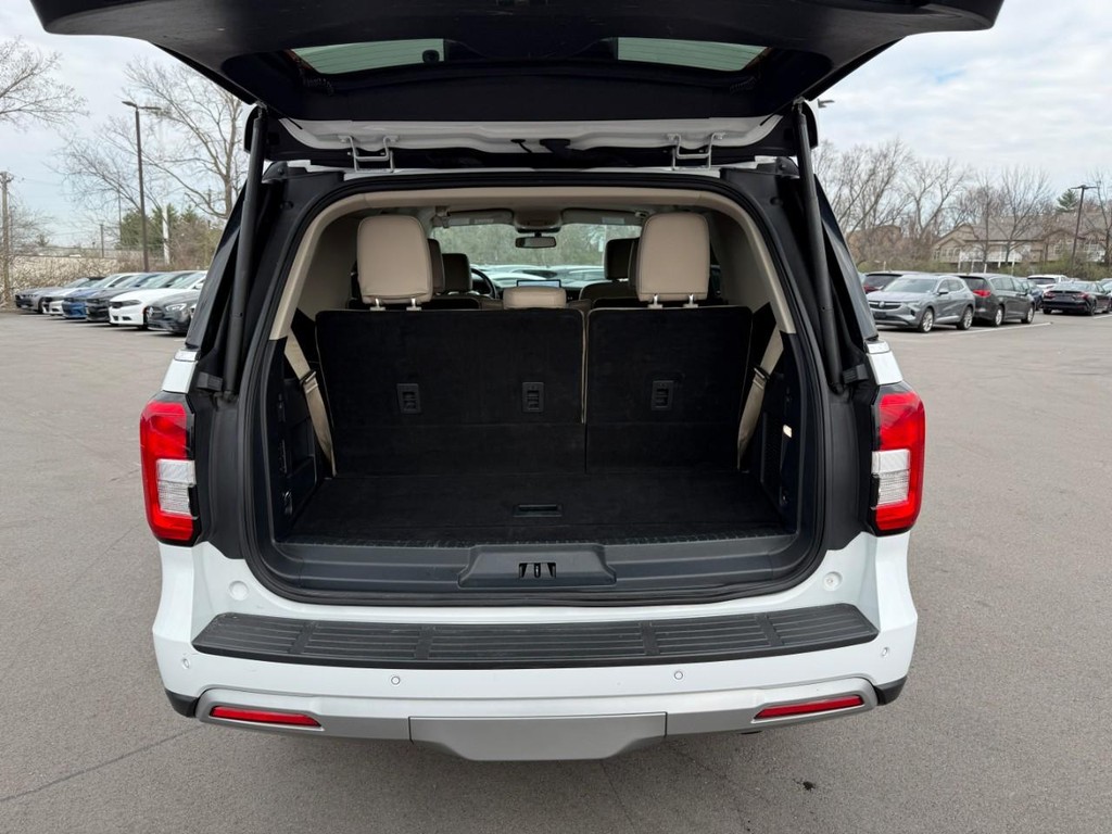 Ford Expedition Vehicle Full-screen Gallery Image 06