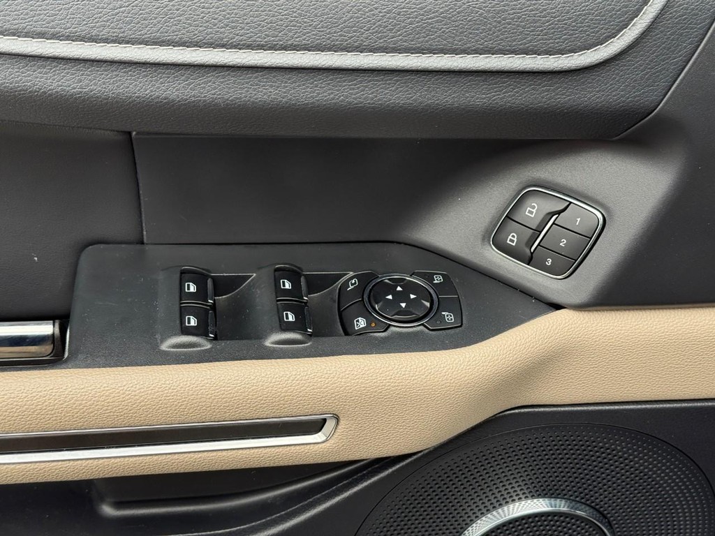 Ford Expedition Vehicle Full-screen Gallery Image 16